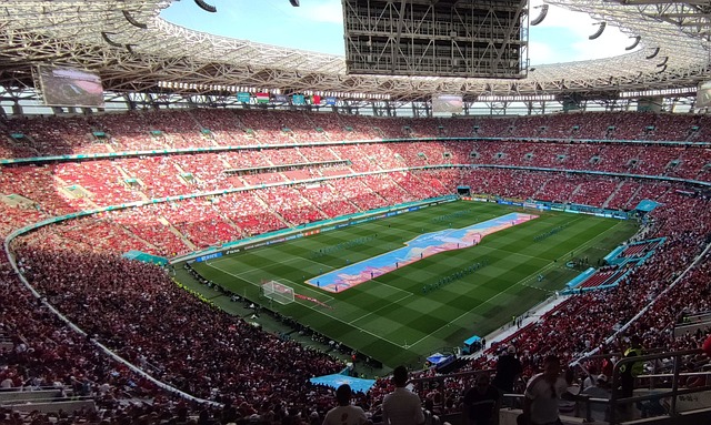 暖心！郑钦文赛后连续说中文，感谢现场球迷，结束时间太晚了.